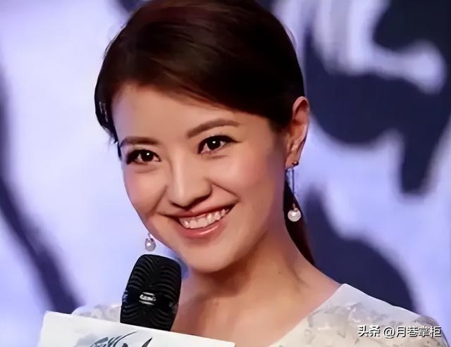 和撒贝宁同居四年，却转身投入富豪怀抱，没想到如今竟沦落至此