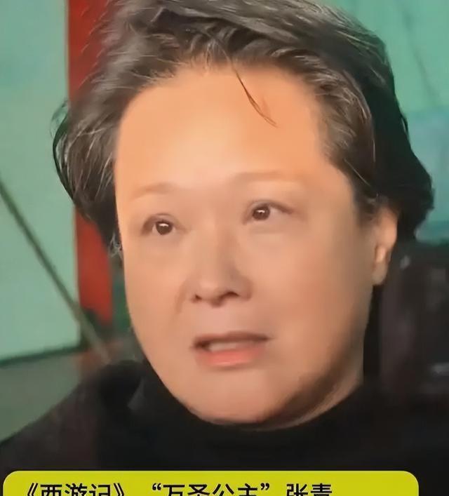 何晴葬礼现场，24岁儿子手捧骨灰和遗像，前夫许亚军缺席