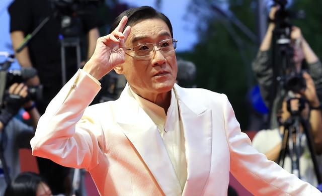 韩国釜山电影节：一群外国明星，被一位67岁的中国影帝抢了风头！