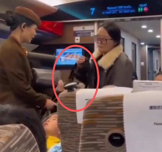 后续女子高铁堵道：知情人透原因，女子正脸被扒黑皮胖脸，已社死