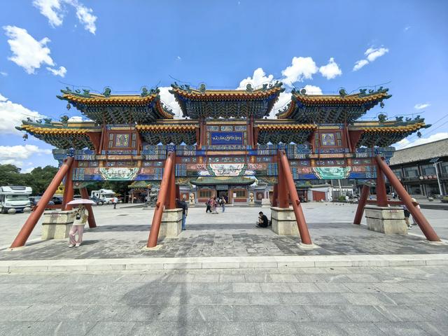 阿拉坦汗的塑像为啥立在呼市中心？闹市中逛无量寺吃风味手把羊肉