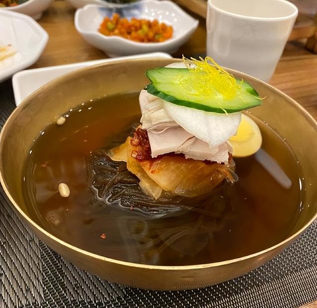 去朝鲜旅游的时候，在平壤高级饭店吃一碗冷面，需要花多少钱？