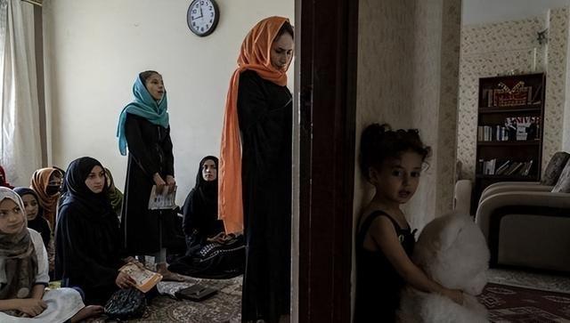 阿富汗女教师逃亡实录：机场被抓胸，装成陌生人女儿保命