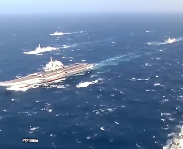 高市遭背刺？中日军机对峙后，美翻珍珠港旧账，逼日拿5500亿投资