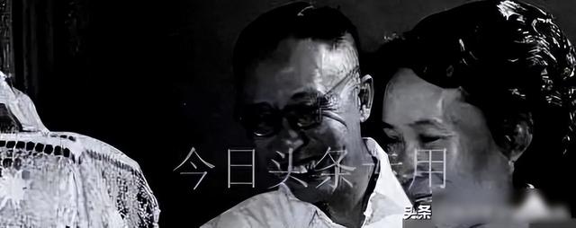 原来溥仪回到故宫时买了票	，发现了自己藏在椅子下面的宝贝