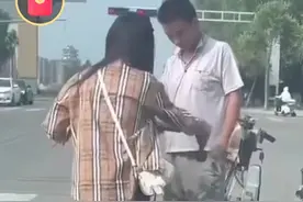 男子大街要女生袜子闻，女子脱下就给。图片