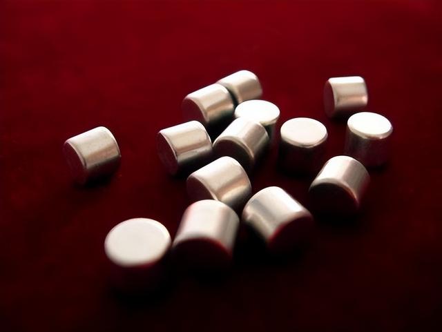 最后关头，中国踩了刹车，少卖74吨稀土磁铁，特朗普被戴上紧箍咒