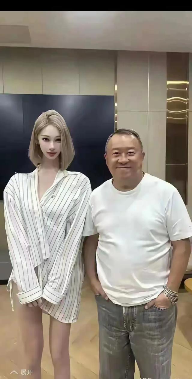 曾志伟估计头都大了，这合影还是拒绝好。