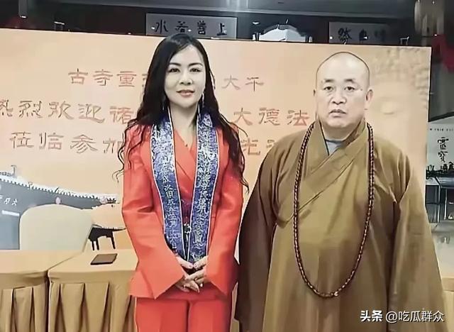 释永信与美女的同框，他笑起来的时候挺憨厚的，同框个个都是美女