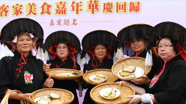 他们是纯正汉族人，说的正宗汉语