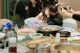 广东女子同学聚会，游戏环节被男同学亲吻后坦言：你的长相很安全图片