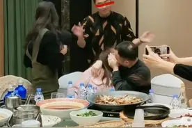 广东女子同学聚会，游戏环节被男同学亲吻后坦言：你的长相很安全图片