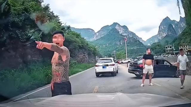 无牌奥迪加塞恐吓女子后续！纹身男身份被扒，难怪嚣张，恐被拘留