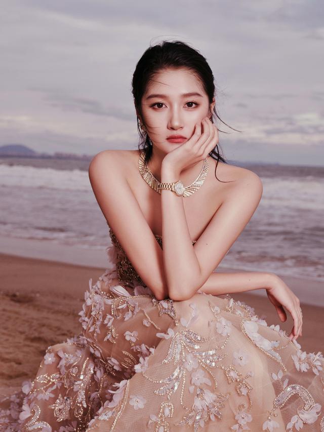 关晓彤，丰满性感的身材，顶不住呀