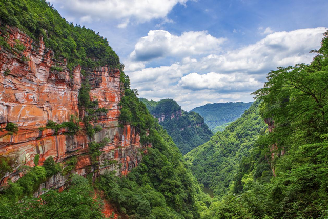 瀑布之下喝咖啡 悬崖之上走丹霞 江津四面山的文旅焕新之路