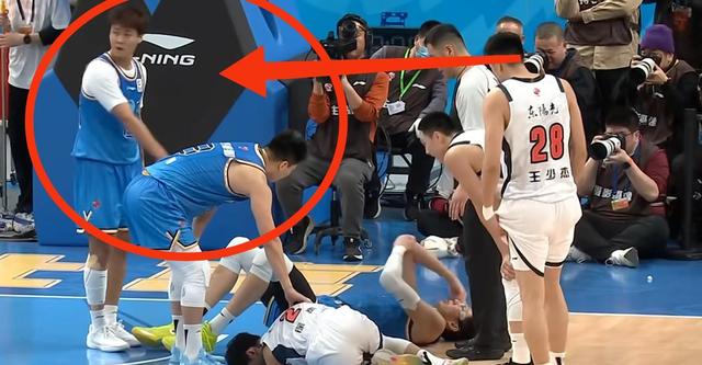 广东男篮第九轮惨败	，失利背后的温暖与伤痛