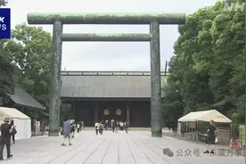 日本败战79周年：岸田首相奉纳供物，三阁僚等参拜靖国神社图片