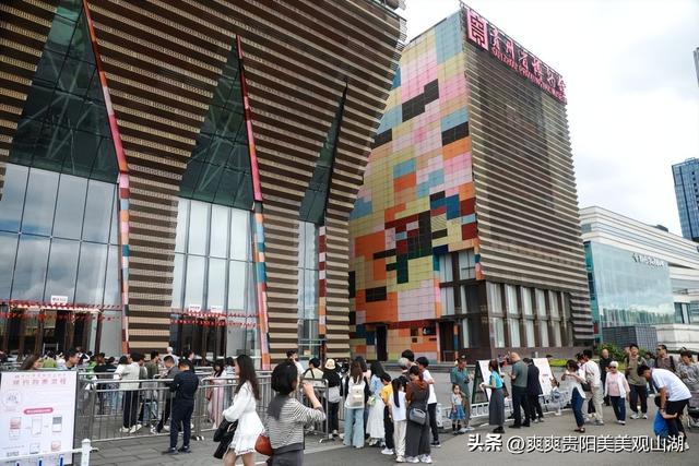 观山湖国庆首日人气爆棚：省博排长队，阿云朵仓碰杯声不断