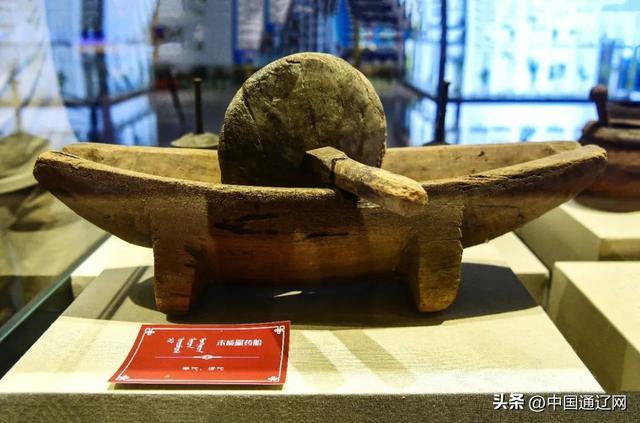 博物馆的玻璃柜内外：千年蒙医药的过去被珍藏，未来正在书写……