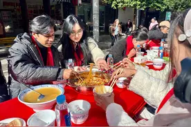 香到迷糊！快到碗里来！ 旺苍街头上演大型嗦粉现场图片