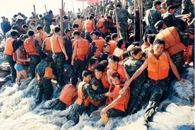 1998年抗洪有多悲壮？30万解放军奋勇救灾，手挽手冲进洪水挡洪流图片