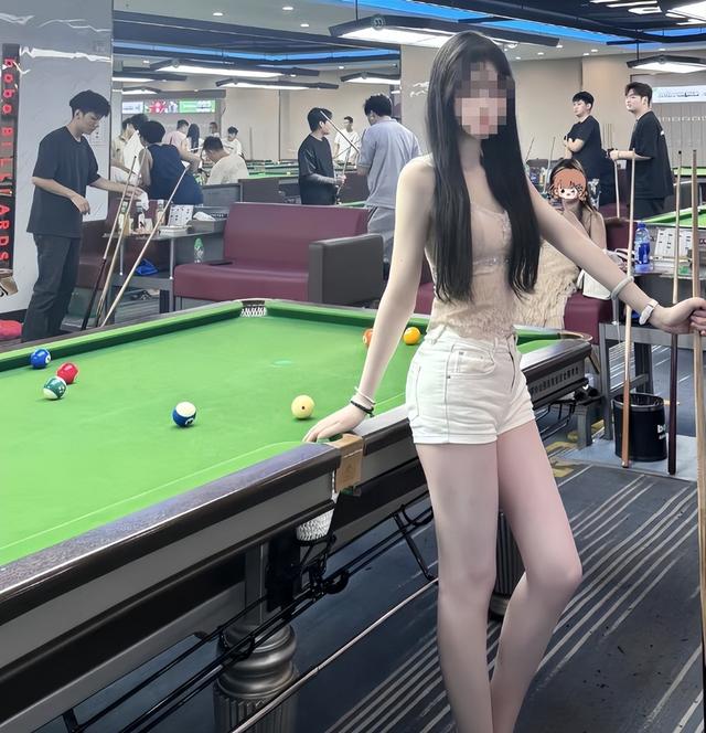 台球厅被曝涉黄，包间内藏玄机，美女陪练988包一杆进洞