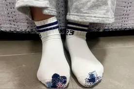 妈妈晒女儿“袜子破洞”，引来3000条说教，拿不出手的爱就别拿了图片