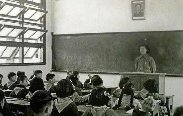 76年我本该接班当营业员，父亲非让我当教师，后来我却十分庆幸