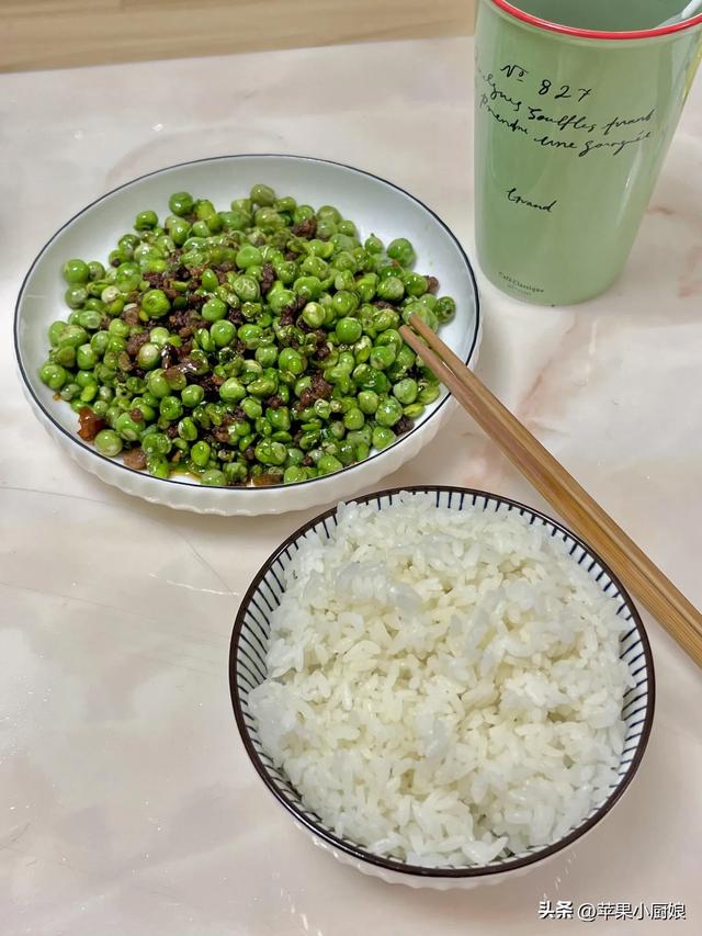 上海小伙负债15万后，晒出一人餐饭菜，网友：寒酸又真实