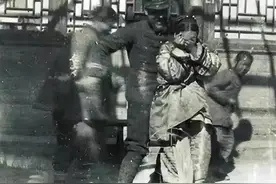 清末老照片：八国联军入侵北京城，洋人在街上非礼女子图片