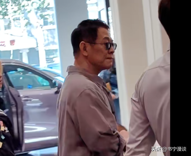 李连杰现身北京4S店，见人多瞬间脸垮不悦，抻脖瘪嘴好像老太太