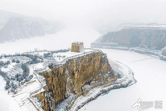 长城“牵手”黄河！偏关老牛湾大雪刷屏