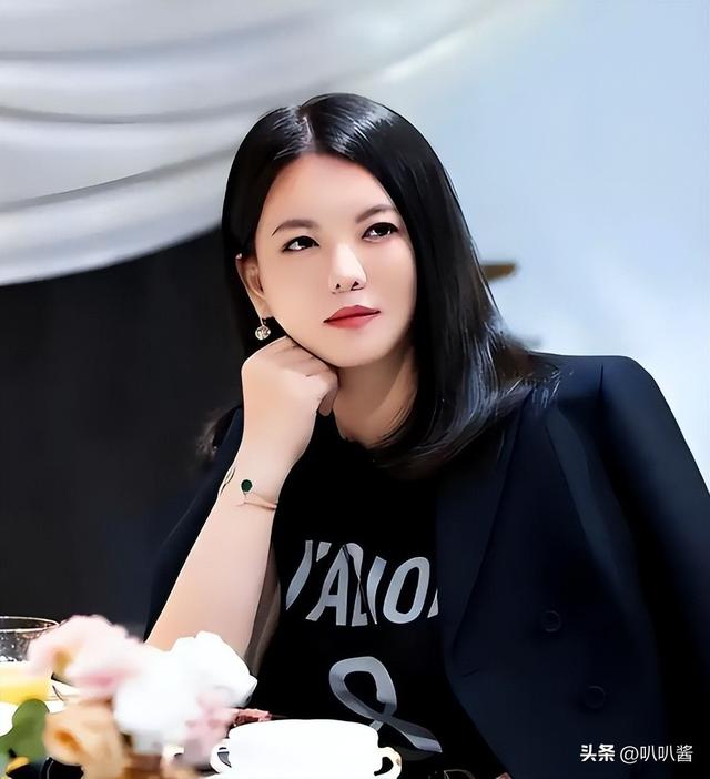 李湘被禁关5天后	，家境被扒底朝天，父母身份曝光，果然不简单