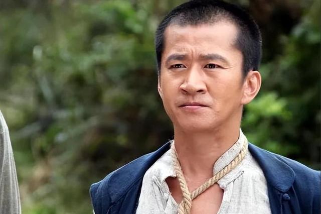 有名演员无戏可拍，回老家摆摊卖炒面	，张颂文一句话揭开内娱真相