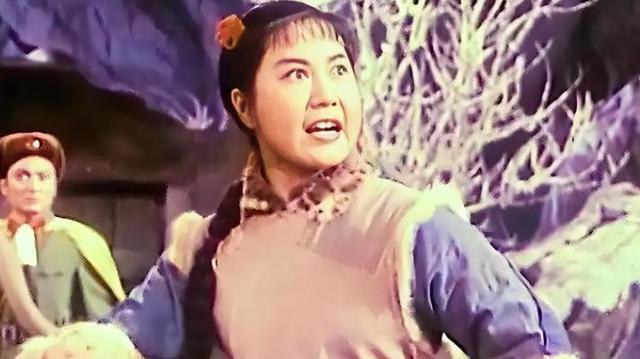 吃里扒外，永不回国？她带领30名演员选择留美，如今年过花甲归来