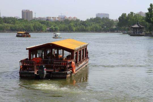 行走大明湖:亭台是凝固的诗行，荷香是时光的信使！