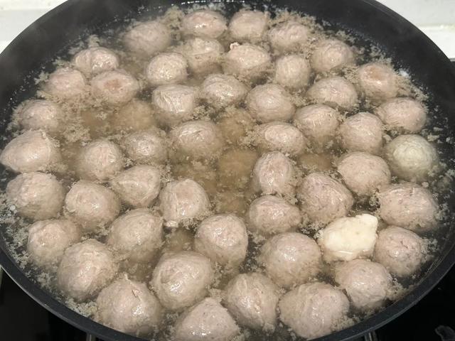 每次做这个牛肉丸，我家不会少于3斤，煮面涮火锅可太香了！