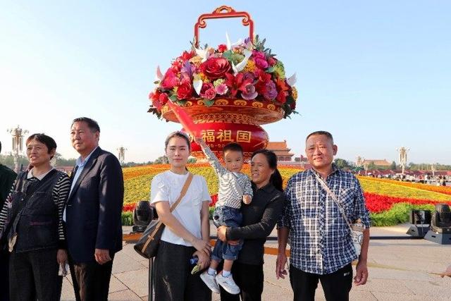 “祝福祖国”花篮亮相天安门广场吸引游客争相打卡