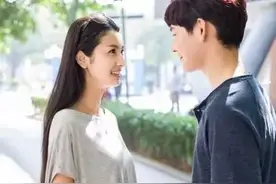 职场中的女同事暗恋你的十个征兆：千万别错过了图片