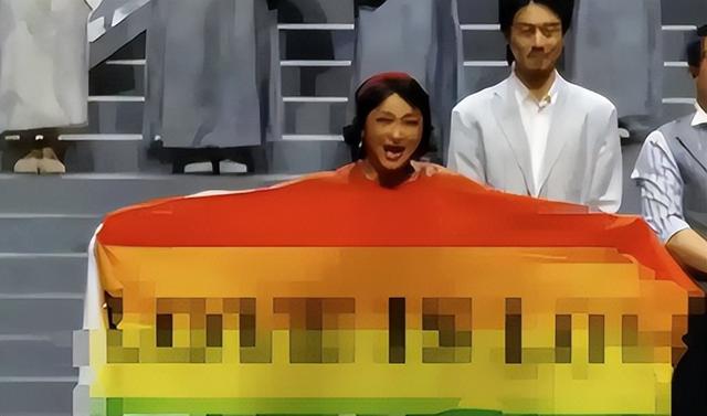 逃到国外半年，57岁金星大变样，肩宽体胖男人味太浓，胸都缩水了