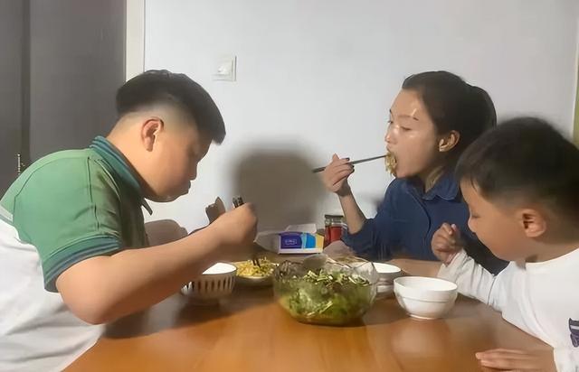 青岛母子3人晚餐，晒圈火了，网友：太寒碜了，猪看了都摇头！