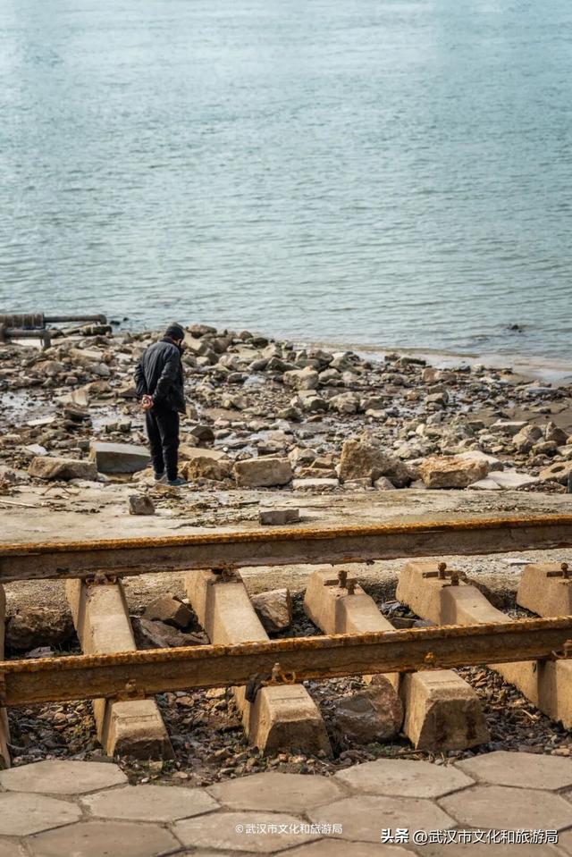 长江水位下降，武汉的秘密藏不住了！