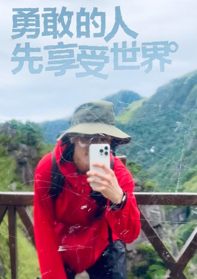 王星越扛蛇皮袋捡瓶子，换环保奖牌后喝蜜雪冰城