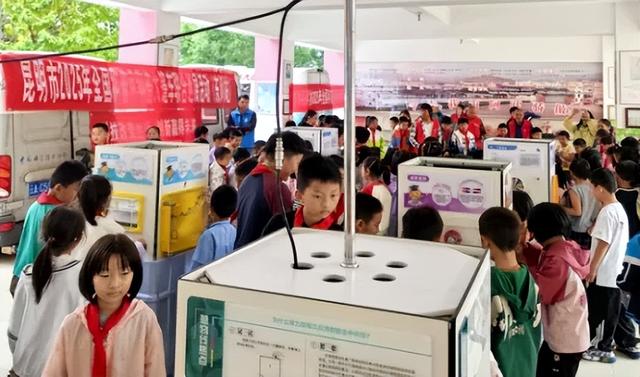 2025年全国科普月大篷车联合巡展惠及昆明三地超7000师生