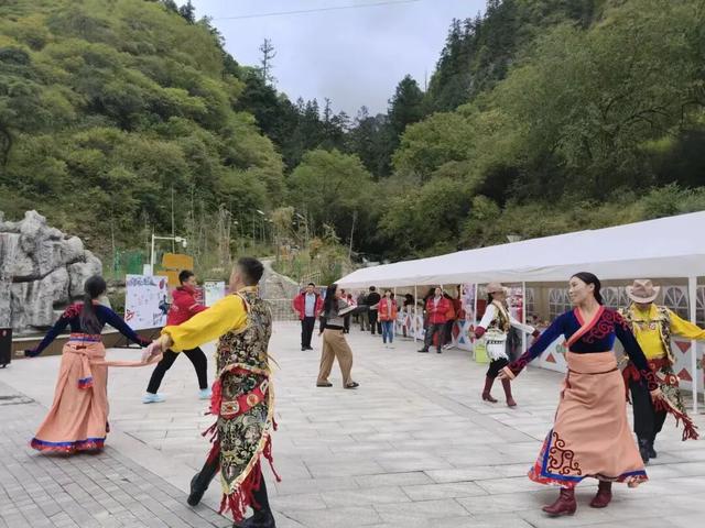 羌韵双场嗨翻天！羌人谷双节活动进行中，游客沉浸式体验古羌文化，剩下几天赶紧冲～