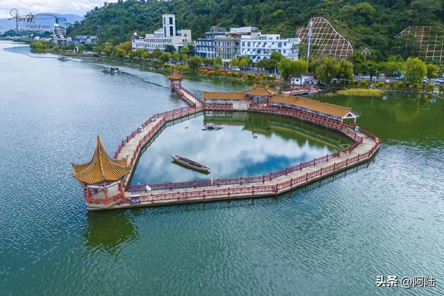 可惜，如此精彩的海心亭却空无一人，俨然成了洱海最孤独的景点