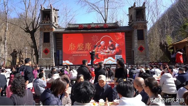 柞水县春节期间终南山寨景区“磨盘席”受热捧