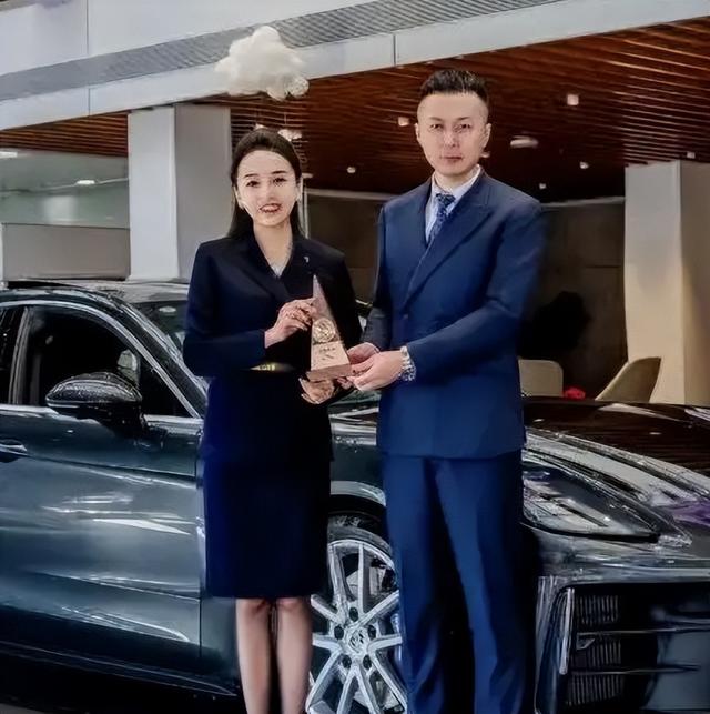 保时捷女销冠后续，1年前生活照朋友圈被扒，家境丈夫职业被曝光