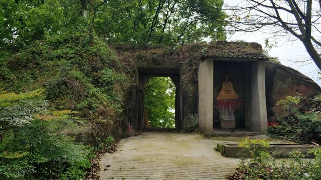 重庆九龙坡有一座明朝大寨，拥有18道城门，相传张献忠在此称帝