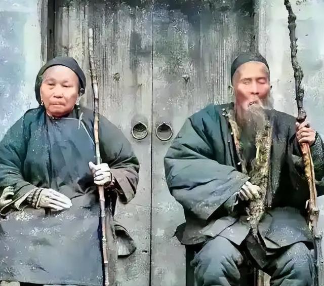 1970年老人去部队看儿子被哨兵拦下	，老人：让你们师长跑步来见我